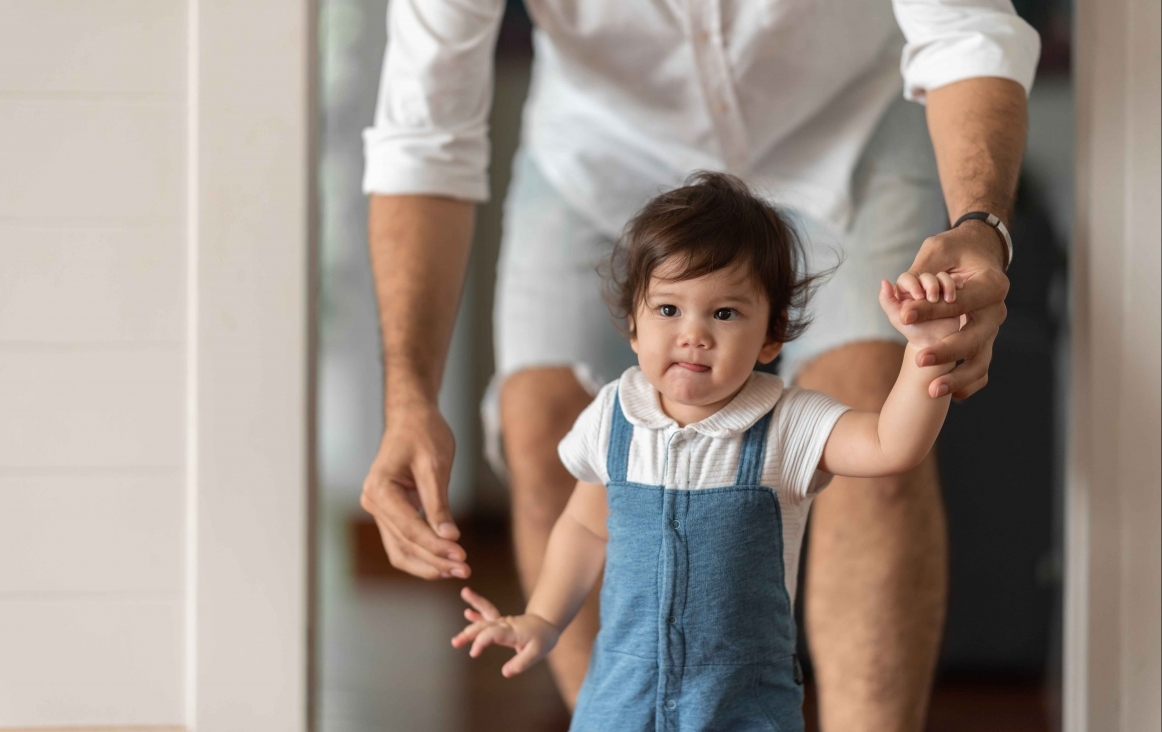 Een net-lopende dreumes stapt. Foto Shutterstock